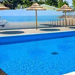 Mobil-home Spacieux Avec Terrasse - 3 - 6 Personnes - Api-1-52-452 *