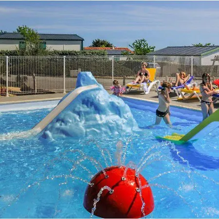 Mobil-home Spacieux Avec Terrasse - 3 - 6 Personnes - Api-1-52-452 * Brem-sur-Mer